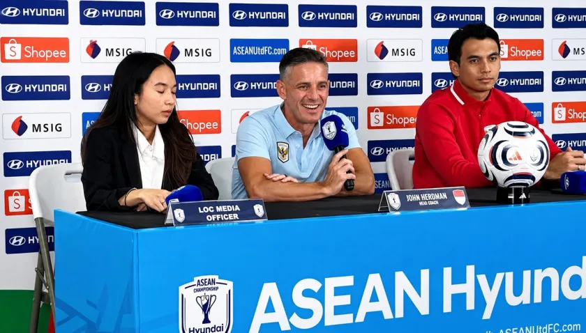 Pelatih Timnas Indonesia John Herdman dan kiper Nadeo Argawinata saat konferensi pers di Stadion Pakansari, Bogor