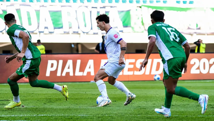 Bruno Moreira (Port FC) menggiring bola saat melawan PSMS Medan di Grup B Piala Presiden 2026, Stadion GBT Surabaya
