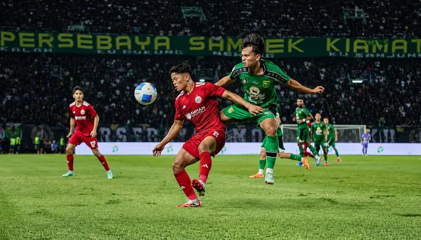 Risto Mitrevski (Persebaya) berebut bola dengan Figo Dennis (Persija) dalam laga Grup B Piala Presiden 2026 di Stadion GBT Surabaya
