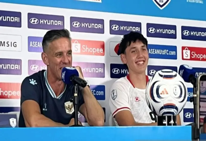 Pelatih kepala Timnas Indonesia John Herdman bersama Mitchell Lee Baker