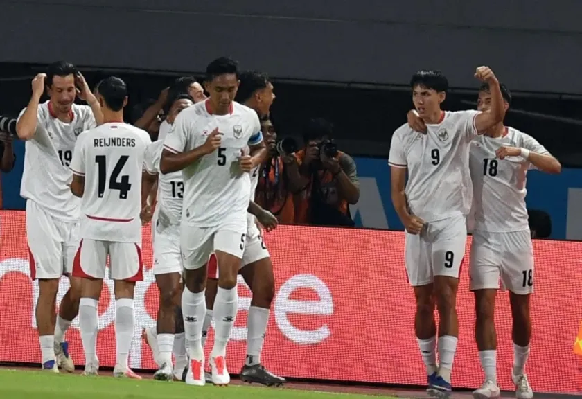 Selebrasi pesepak bola Timnas Indonesia Mitchell Lee Baker 