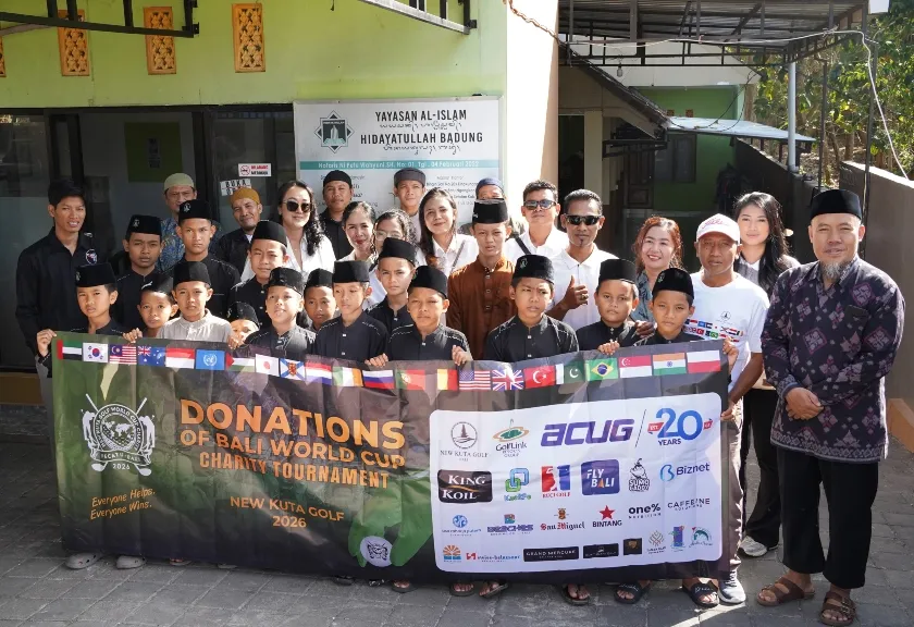 Perwakilan New Kuta Golf berfoto bersama pengurus Yayasan Al-Islam Hidayatullah 