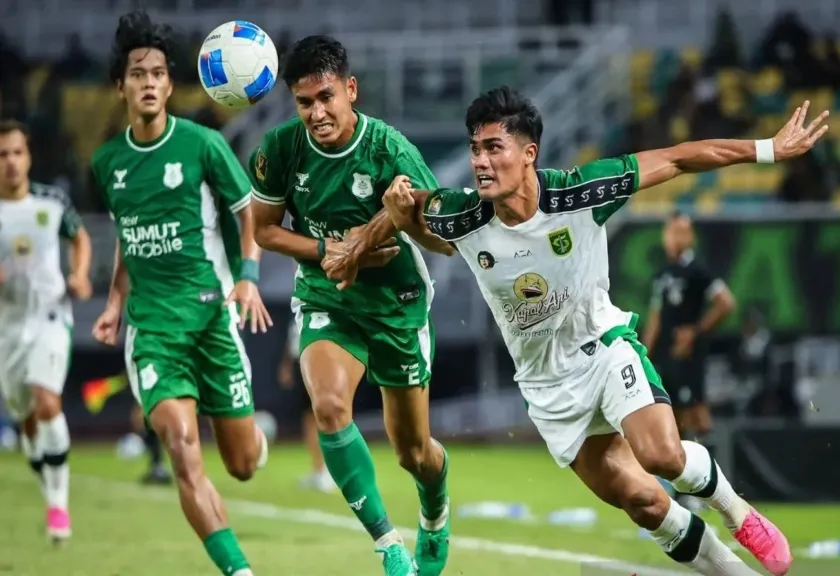 Persebaya Surabaya melawan PSMS Medan