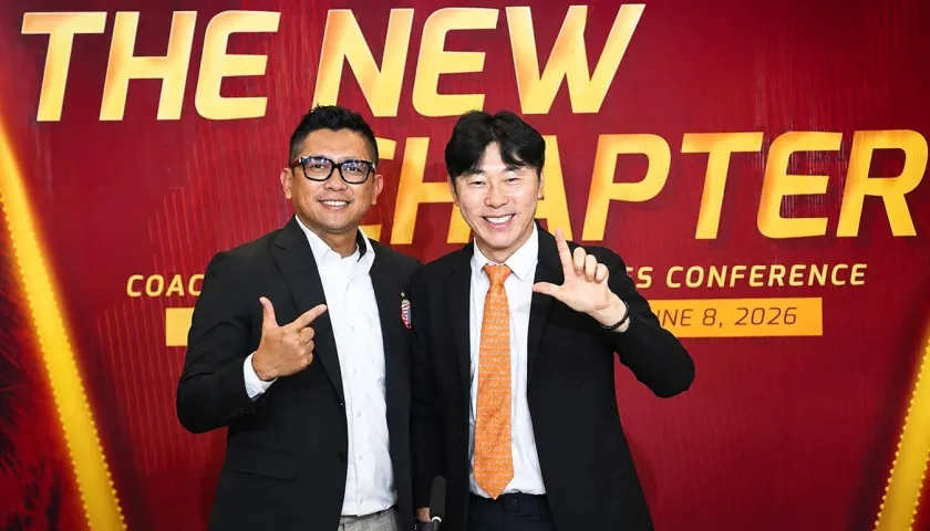 Shin Tae-yong bersama Presiden Persija Mohamad Prapanca saat diperkenalkan sebagai pelatih baru