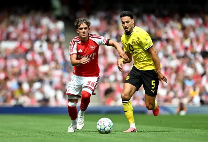 Arsenal melawan Borussia Dortmund pada laga pramusim 