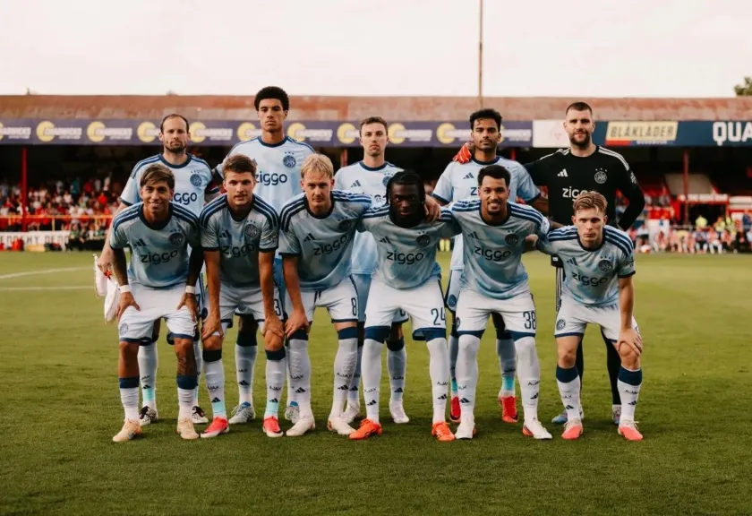 Pemain Ajax sebelum pertandingan leg kedua babak kualifikasi Liga Conference