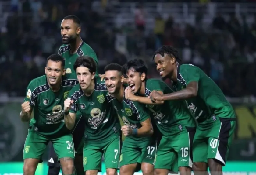Pemain Persebaya Surabaya melakukan selebrasi usai Walber Mota mencetak gol ke gawang Penang FC
