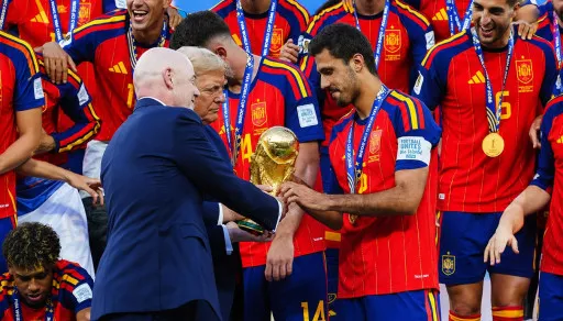 Rodri menerima trofi Piala Dunia 2026 setelah Spanyol mengalahkan Argentina di partai final