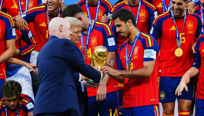 Rodri menerima trofi Piala Dunia 2026 setelah Spanyol mengalahkan Argentina di partai final