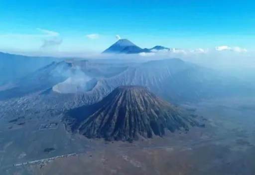 Foto udara kawasan Taman Nasional Bromo Tenager Semeru (TNBTS) 