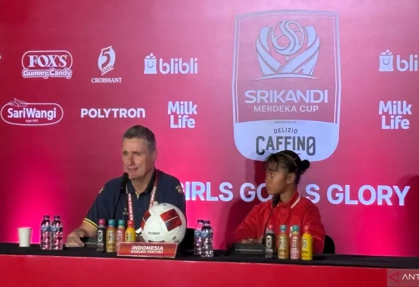 Pelatih timnas U-16 putri Indonesia Timo Scheunemann