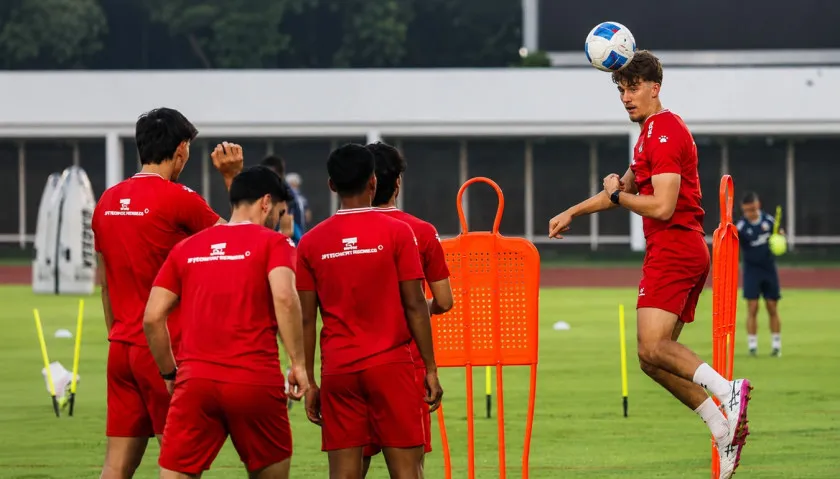 Pesepak bola Timnas Indonesia Mauro Zijlstra (kanan) menyundul bola saat sesi latihan di Stadion Madya, Senayan, Jakarta