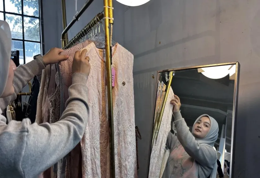 Salah satu pengunjung Bandung Great Sale di Laswi Heritage, Kota Bandung
