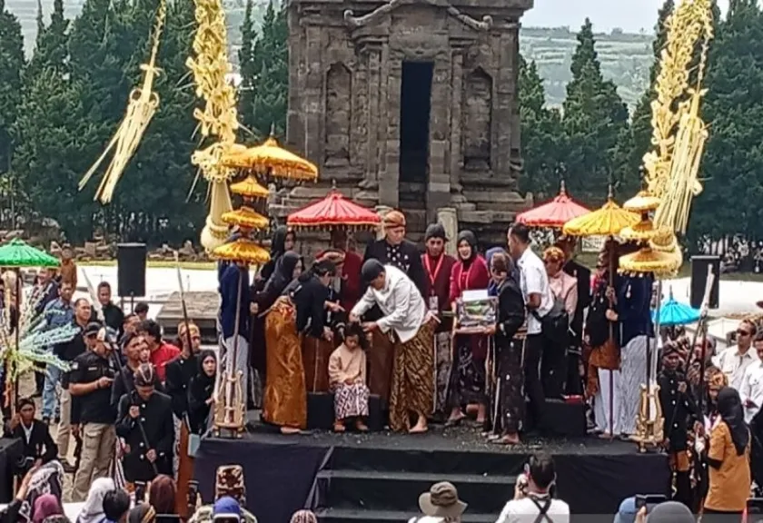 Arsip - Prosesi Ruwatan Anak Berambut Gimbal 