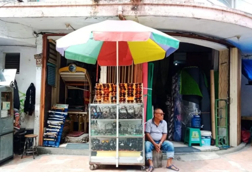 Seorang pedagang berjualan di kawasan Pasar Baru, Kota Bandung