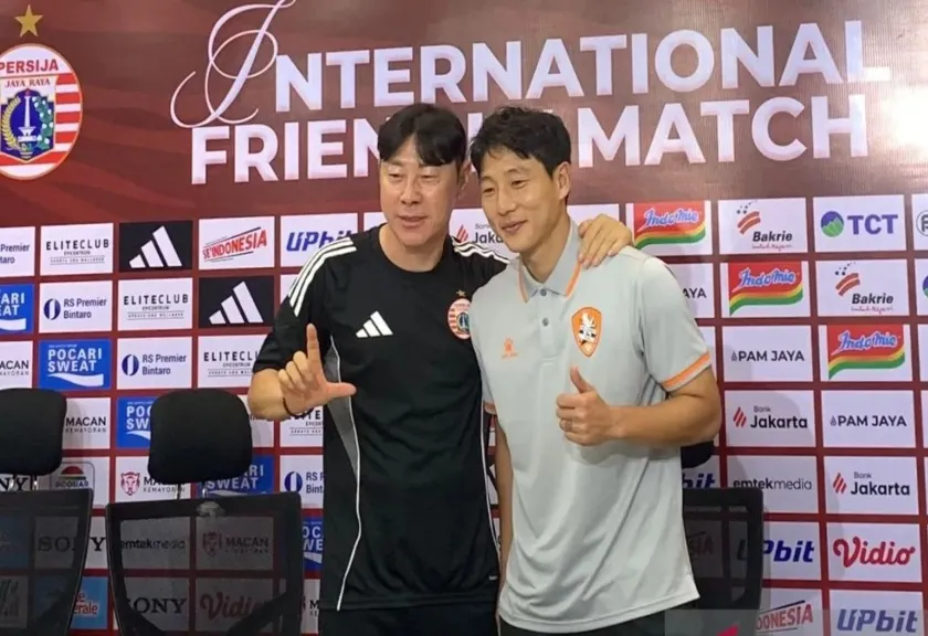 Pelatih Persija Jakarta Shin Tae-yong bersama pemain Brisbane Roar Nam Tae-hee