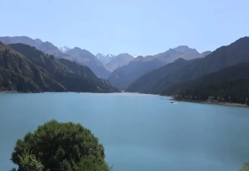 Danau Tianshan Tianchi di Daerah Otonomi Uighur Xinjiang