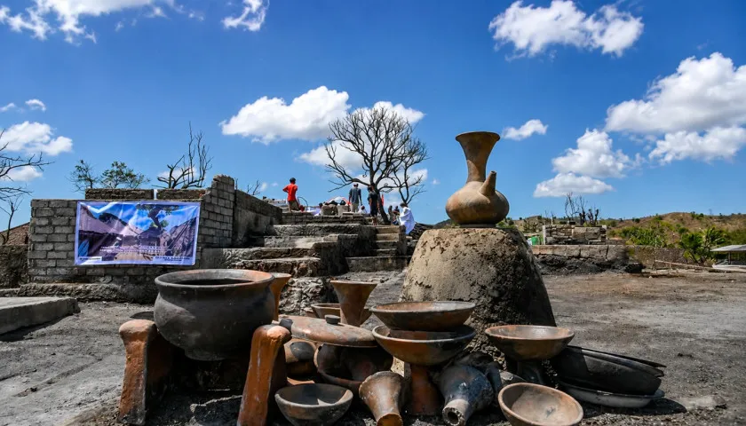 Puing-puing sisa kebakaran terlihat di Desa Adat Sade, Lombok Tengah, NTB