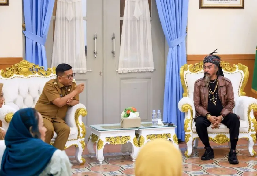 Gubernur Banten Andra Soni bersama Master Limbad 