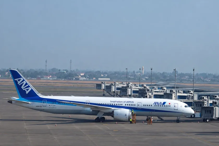 Petugas menutup mesin pesawat di apron Terminal 3 Bandara Soekarno-Hatta untuk mencegah masuknya abu vulkanik Gunung Anak Krakatau