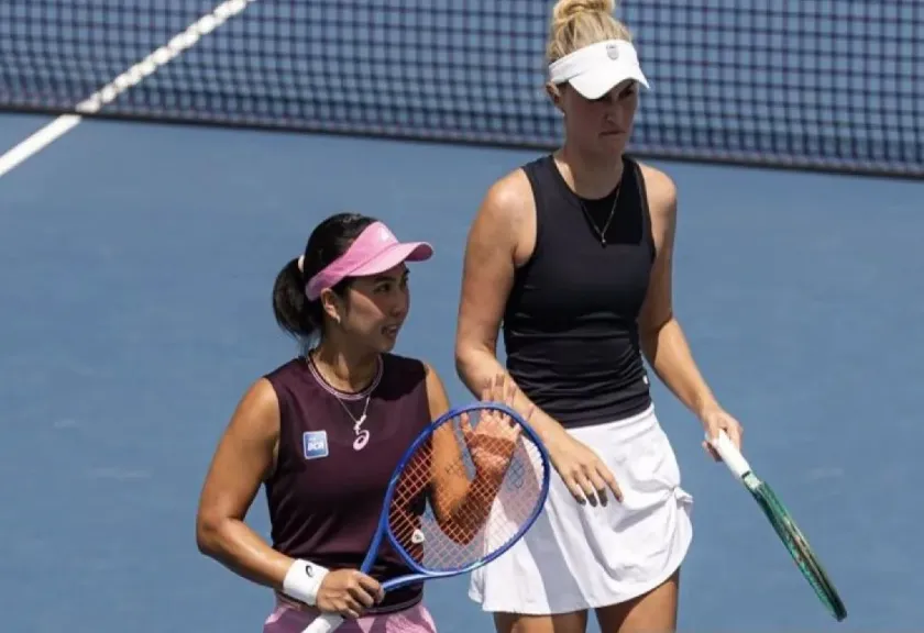 Petenis Indonesia Aldila Sutjiadi bersama petenis Selandia Baru Erin Routliffe.