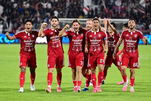 Thijmen Goppel (ketiga kiri) merayakan gol bersama rekan setim saat Bali United menang 4-1 atas Isenmulang Kalteng FC di Gianyar