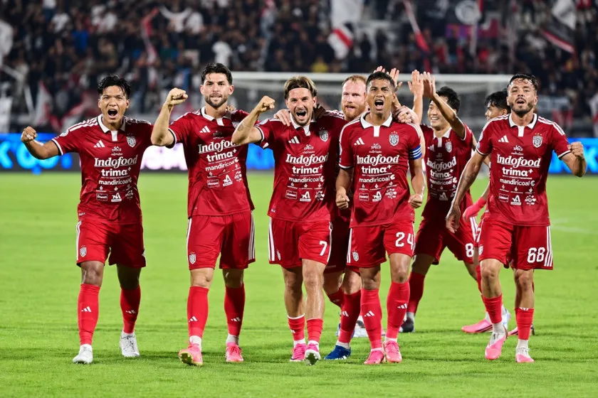 Thijmen Goppel (ketiga kiri) merayakan gol bersama rekan setim saat Bali United menang 4-1 atas Isenmulang Kalteng FC di Gianyar