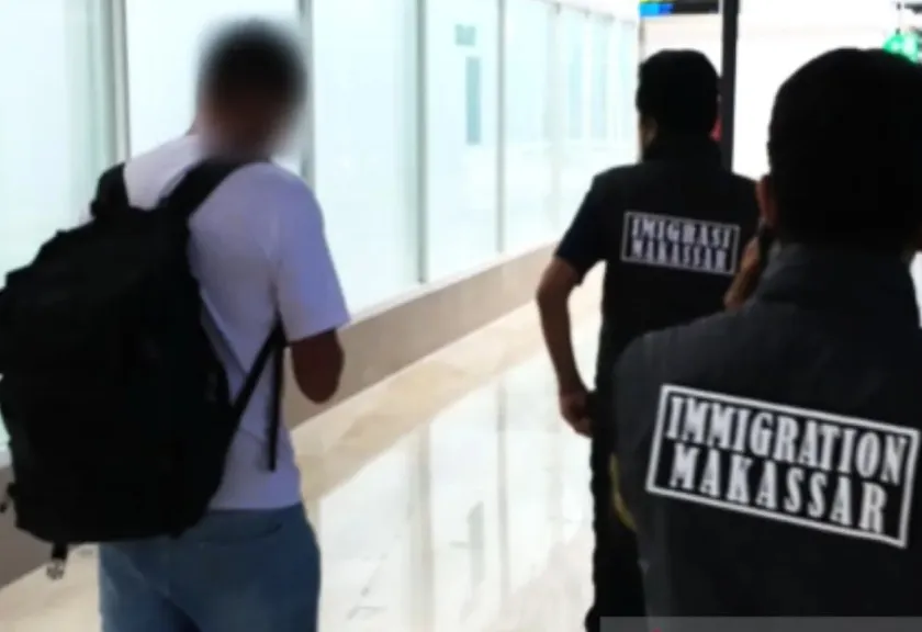 Tangkapan layar - WNA inisial WS dikawal petugas