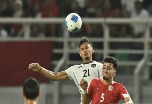Pesepak bola Timnas Indonesia Dean Ruben James (kiri) berebut bola dengan pesepak bola Timnas Lebanon Khoder Khaled Kaddour (kanan)