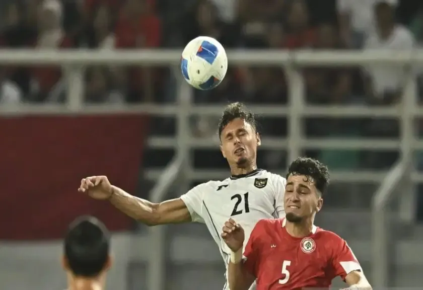 Pesepak bola Timnas Indonesia Dean Ruben James (kiri) berebut bola dengan pesepak bola Timnas Lebanon Khoder Khaled Kaddour (kanan)