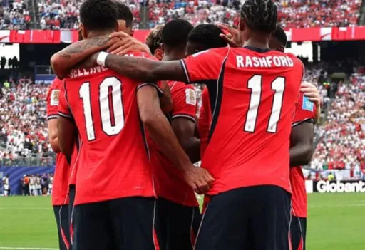 Para pemain timnas Inggris merayakan gol