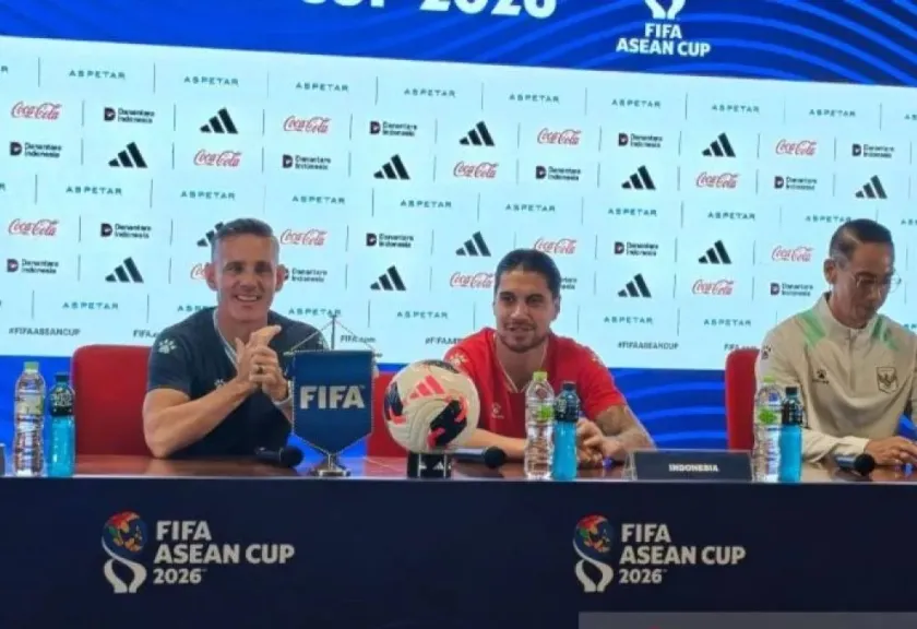 Pelatih Timnas Indonesia John Herdman bersama Kapten Timnas Indonesia Kevin Diks