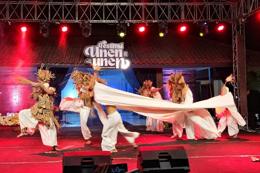 Festival Unen-Unen Rembang menghadirkan beragam kesenian untuk mengenalkan budaya daerah kepada generasi muda