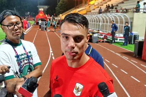 Pemain Timnas Indonesia Joey Pelupessy usai sesi latihan di Stadion PTIK, Jakarta