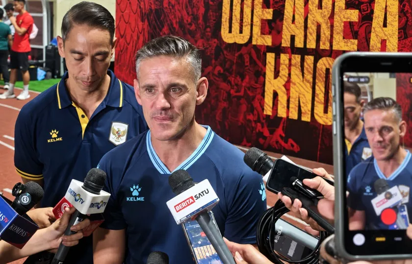 Pelatih Timnas Indonesia John Herdman memberikan keterangan pers usai sesi latihan di Stadion PTIK, Jakarta