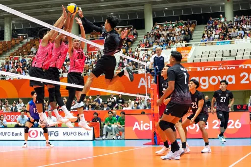 Boy Arnez Arabi melakukan spike saat Indonesia menghadapi Thailand di Asian Games Aichi-Nagoya 2026, Jepang, 27/9. Indonesia kalah 2-3