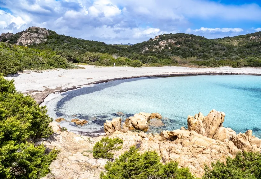 Pulau Sardinia terletak di bagian barat Italia
