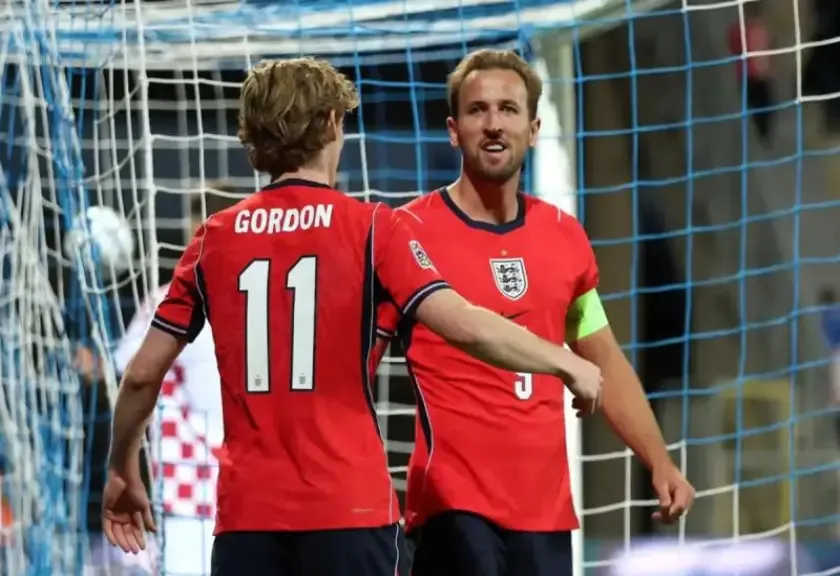Harry Kane dan Anthony Gordon 