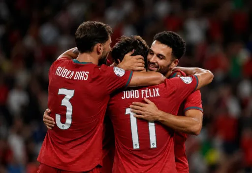 Pemain Portugal merayakan gol.