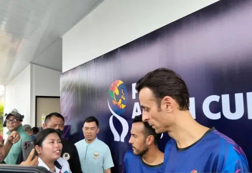 Legenda sepak bola dunia Pedro Rodriguez (kiri) dan Dimitar Berbatov (kanan) 