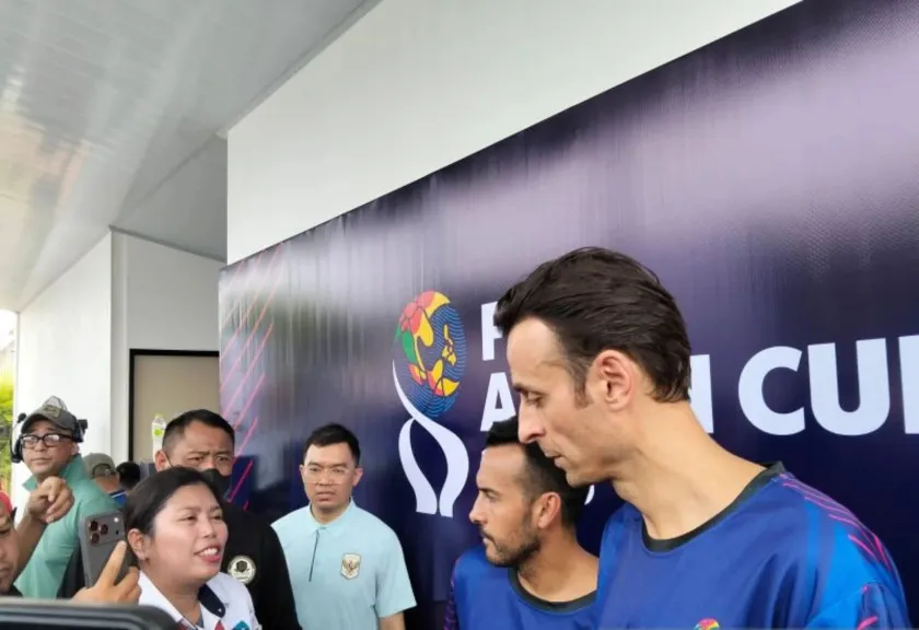 Legenda sepak bola dunia Pedro Rodriguez (kiri) dan Dimitar Berbatov (kanan)