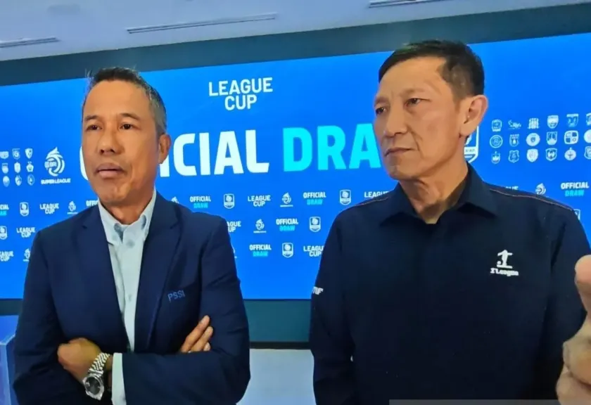 Direktur Utama I.League Ferry Paulus bersama Sekjen PSSI Yunus Nusi