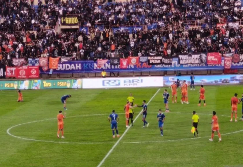 Pertandingan Persija Jakarta melawan PSIM Yogyakarta