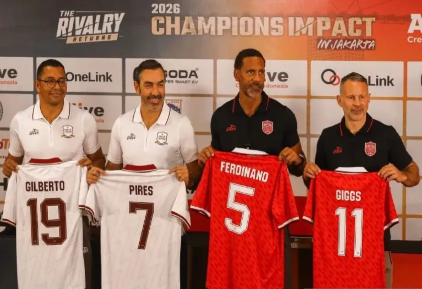 Legenda Manchester United Ryan Giggs dan Rio Ferdinand bersama legenda Arsenal Robert Pires dan Gilberto Silva. 