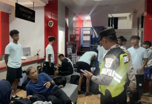 Anggota Polresta Batang sedang meminta keterangan para pemain dan offisial Persib Bandung U-18