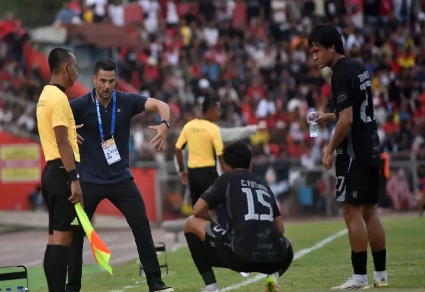Arsip - Pelatih Persita Carlos Pena saat timnya melawan Semen Padang FC