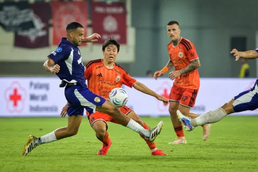 Pemain Persita dan Persija berebut bola dalam laga Super League di Banten