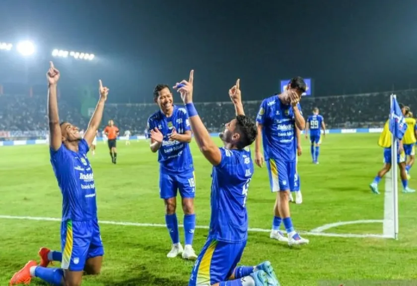 Laga Persib Bandung melawan Persik Kediri 