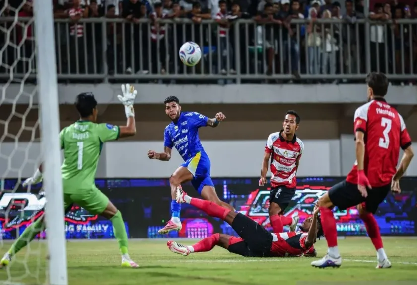 Laga Madura United vs Persib Bandung di ajang BRI Super League 