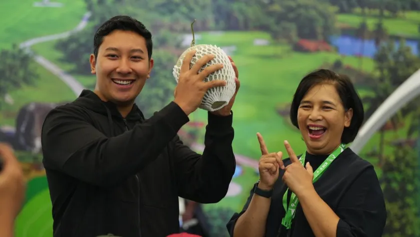 Komisaris Utama GOLF Darma Mangkuluhur Hutomo dan Dirut Dwi Febri Astuti tunjukkan hasil panen agrowisata New Kuta Golf 
